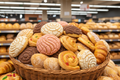 canasta de pan dulce variado en supermercado